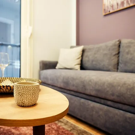 Modern Downtown Flat By Goldenland *