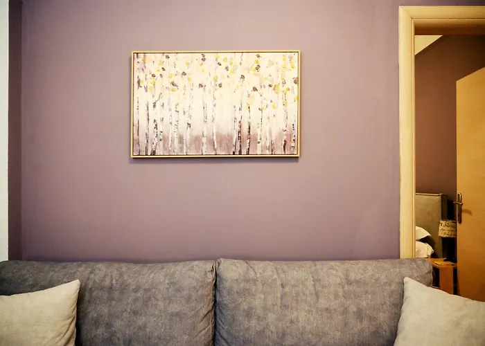 Modern Downtown Flat By Goldenland