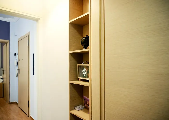 Modern Downtown Flat By Goldenland