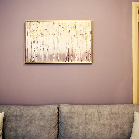 Modern Downtown Flat By Golden H&r