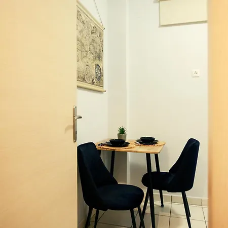 Modern Downtown Flat By Goldenland Apartament