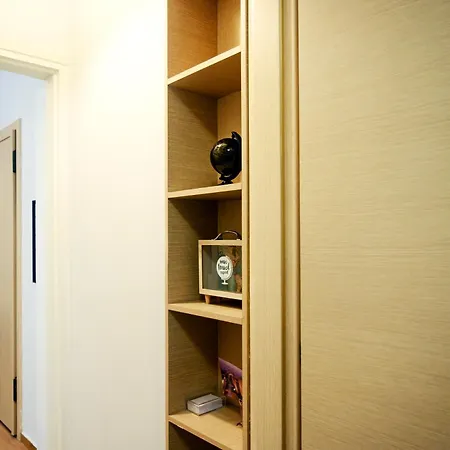 Modern Downtown Flat By Golden H&r