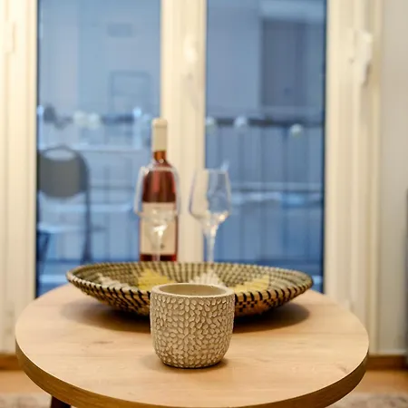 Modern Downtown Flat By Golden H&r 아파트 *