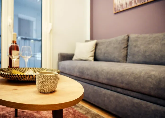 Modern Downtown Flat By Goldenland *